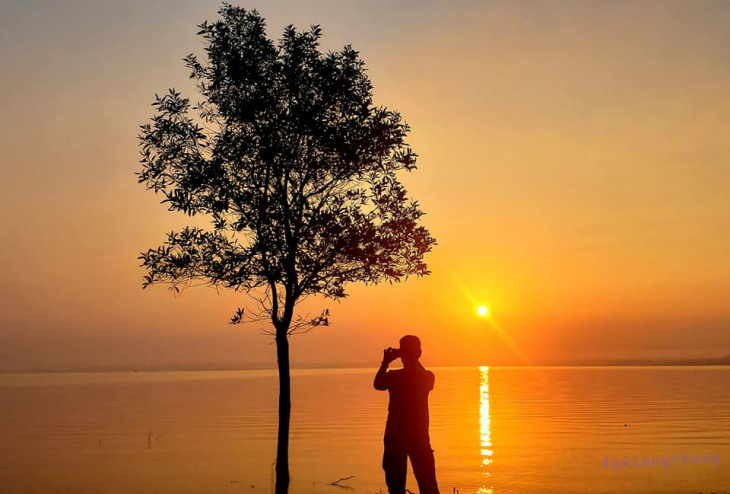 Hồ Trị An là nơi cắm trại chụp ảnh sống ảo những ngày cuối tuần