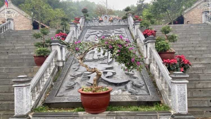 Đền thờ Chu Văn An là điểm tham quan di tích của vạn học sinh
