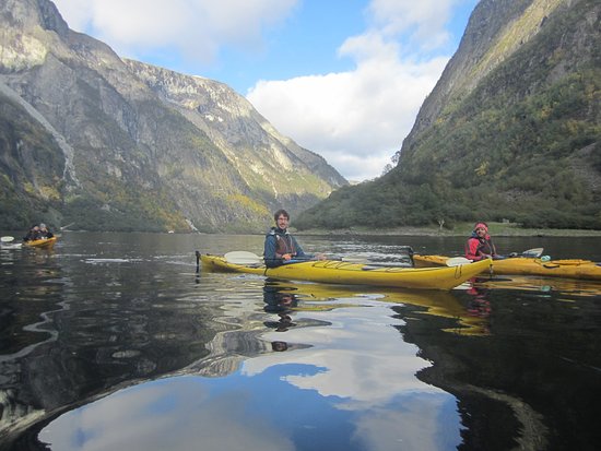 Làm Sao Để Chèo Kayak Một Cách An Toàn