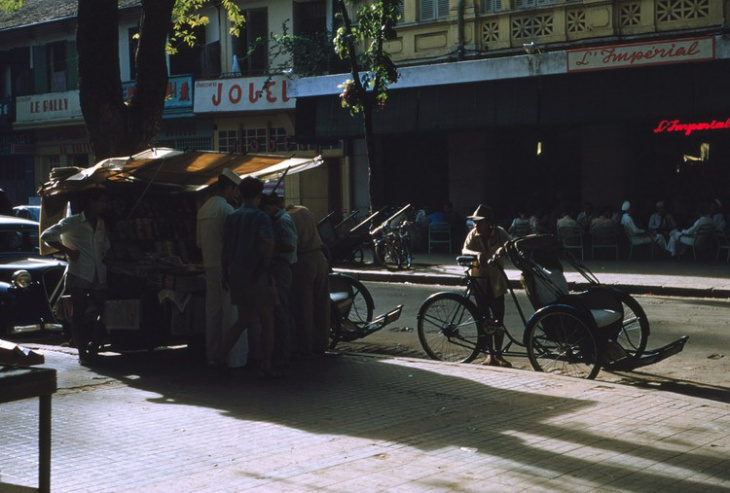 Chùm ảnh hoài cổ về vỉa hè Sài Gòn năm 1954