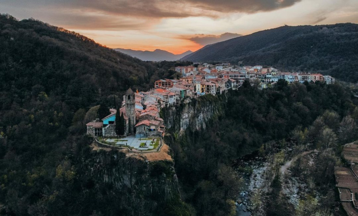 Thị trấn Castellfollit de la Roca đẹp “lửng lơ” bên vách núi ở Tây Ban Nha