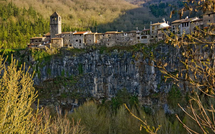 castellfollit-de-la-roca, du-lich-tay-ban-nha, thi-tran, thị trấn castellfollit de la roca đẹp “lửng lơ” bên vách núi ở tây ban nha