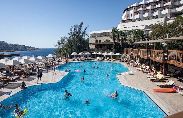Top 8 khách sạn Nha Trang có bể bơi vô cực cho du khách