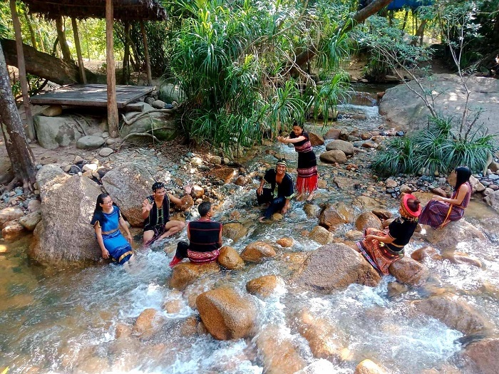 Một ngày ở suối Lách Nha Trang: Nghe “đàn hát”, ngắm cảnh THƠ