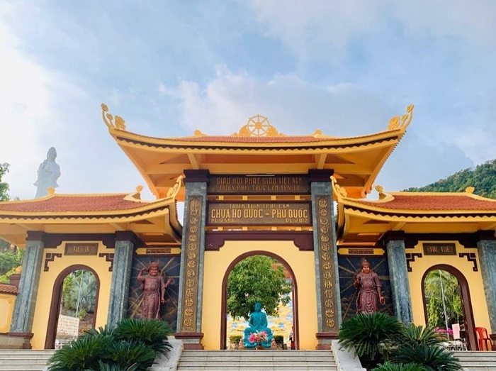 Chùa Hộ Quốc – Ngôi thiền viện tâm linh nổi tiếng tại đảo ngọc