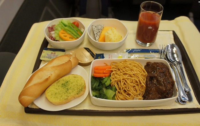 cẩm nang, khám phá, trải nghiệm, đồ ăn trên máy bay của 4 hãng hàng không việt nam có gì?
