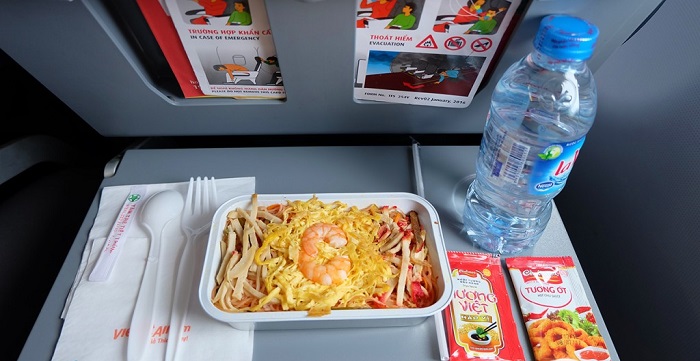 cẩm nang, khám phá, trải nghiệm, đồ ăn trên máy bay của 4 hãng hàng không việt nam có gì?