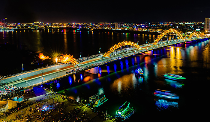 Cầu Rồng Đà Nẵng phun lửa, phun nước độc đáo giữa thành phố