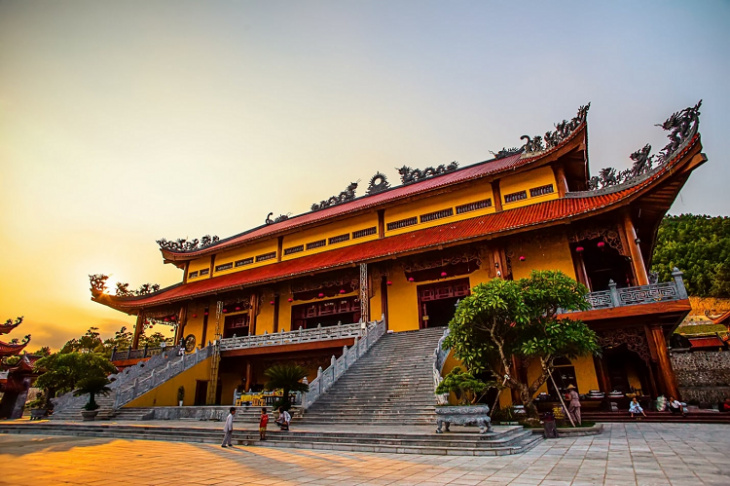 điểm du lịch quảng ninh, du lịch chùa ba vàng - lạc vào ngôi chùa linh thiêng bậc nhất quảng ninh