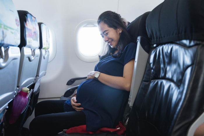 Phụ nữ mang thai đi máy bay: Tất cả lưu ý và quy định cần biết