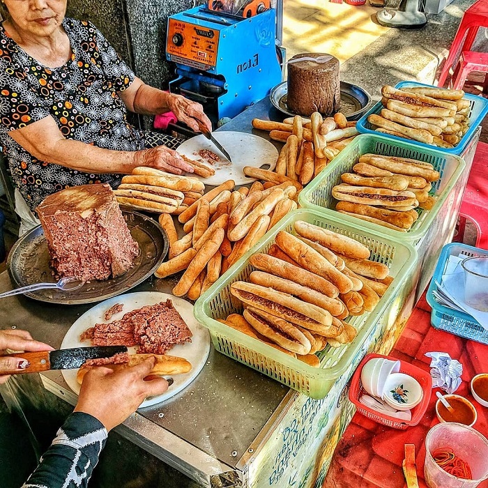 Bánh mì que Hải Phòng - món ăn vặt đường phố GÂY THƯƠNG NHỚ