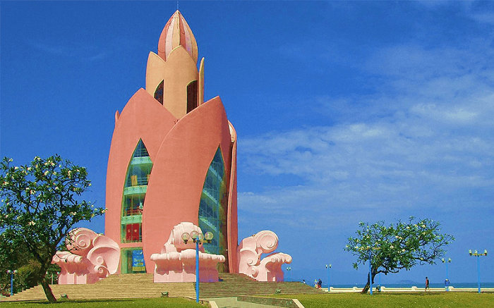 Tháp Trầm Hương Nha Trang - “Búp măng hồng” giữa lòng phố biển