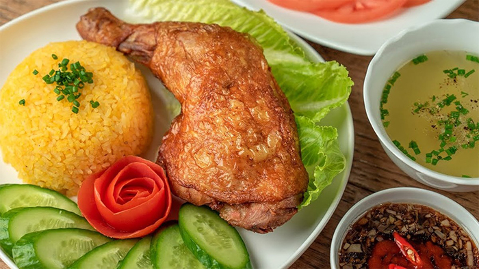 Món ngon Sài Gòn có gì? Lưu ngay món cơm gà xối mỡ thơm ngon giòn rụm