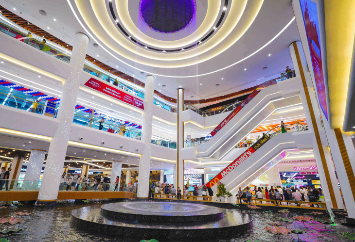 hàng ngàn người háo hức trải nghiệm tại tttm “thế hệ mới” vincom mega mall smart city ngày khai trương