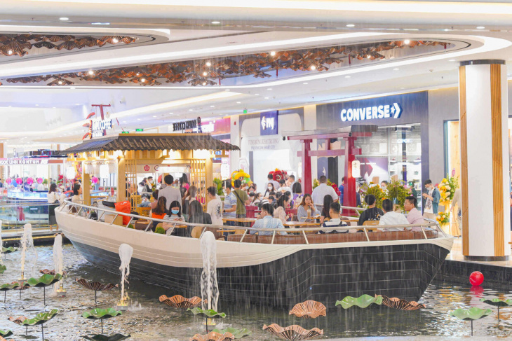 hàng ngàn người háo hức trải nghiệm tại tttm “thế hệ mới” vincom mega mall smart city ngày khai trương