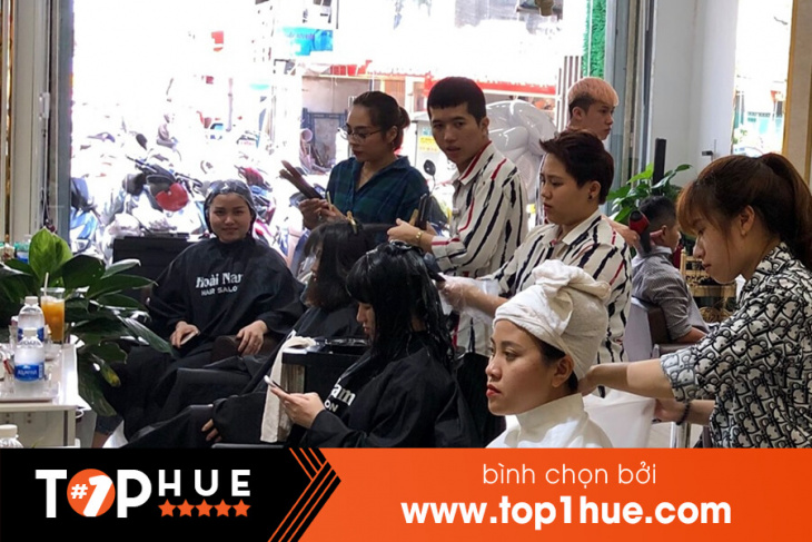 Tại tiệm cắt tóc nam ở Huế, chúng tôi cam kết sẽ mang đến cho bạn một trải nghiệm tuyệt vời nhất về chăm sóc và tạo kiểu tóc. Không chỉ là một tiệm cắt tóc, chúng tôi còn là một nơi giải trí và thư giãn cho các quý ông sau những giờ làm việc căng thẳng. Hãy đến và trải nghiệm ngay nhé!
