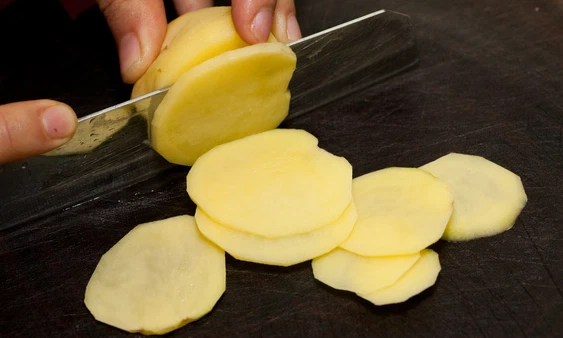 khám phá, trải nghiệm, 4 cách làm khoai tây chiên vàng ươm, giòn rụm, ngon đơn giản nhất