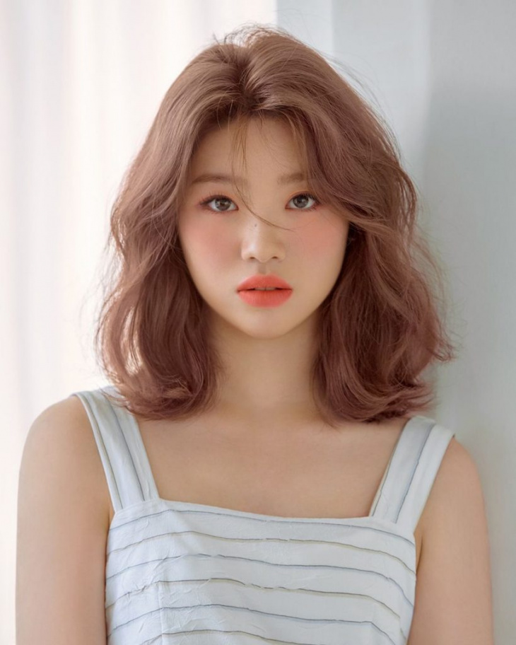 Với kiểu tóc xoăn lơi Hàn Quốc ngang vai, bạn sẽ trông trẻ trung và nữ tính hẳn. Điều đặc biệt là kiểu tóc này giúp khuôn mặt bạn trông thon gọn hơn đấy. Hãy cùng chiêm ngưỡng hình ảnh để được trải nghiệm cảm giác thú vị và mới mẻ.