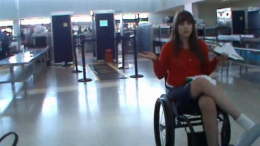 Học TikTok, du khách dùng trò ngồi xe lăn né xếp hàng ở sân bay