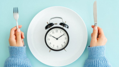 Nhịn ăn gián đoạn (Intermittent fasting) là gì? Có giúp giảm cân tốt như lời đồn?