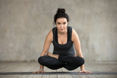 Lợi ích và cách thực hiện tư thế cái cân trong yoga
