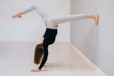 Mách bạn tuyệt chiêu chinh phục tư thế handstand trong yoga