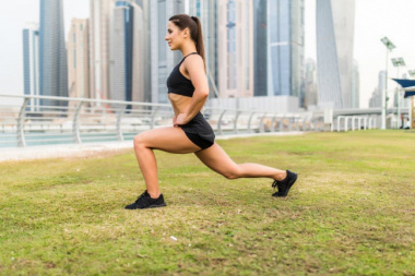Làm sao tập động tác walking lunge đúng cách?