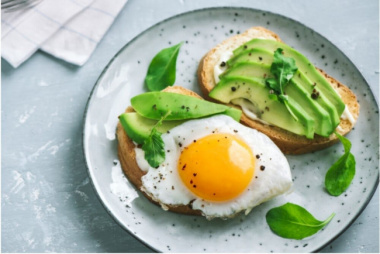 Thói quen ăn trứng gà sống có ảnh hưởng đến sức khỏe không?