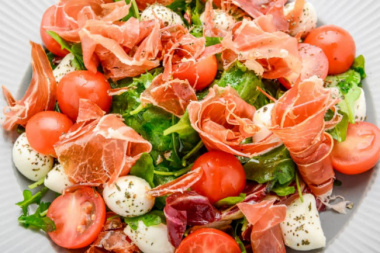 Ăn salad giảm cân, bạn nên tránh 11 loại “topping” này