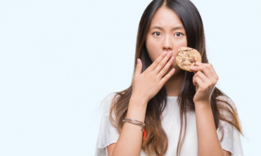 Làm thế nào ngăn cơn thèm ăn theo cảm xúc để tránh tăng cân?