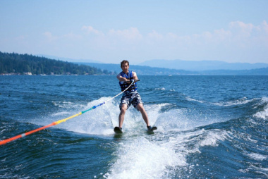 Wakeboarding và water skiing: Điểm khác biệt giữa hai bộ môn này là gì?
