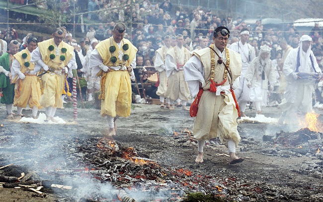 du lịch nhật bản, du lịch tokyo nhật bản, lễ hội lửa hiwatari-matsuri, hiwatari-matsuri – lễ hội mùa xuân đặc sắc ở nhật bản