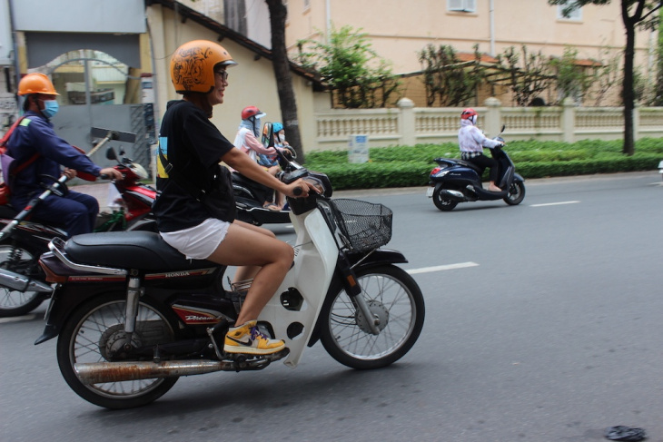 Người phụ nữ đi xe máy xuyên Việt từ Móng Cái tới Cà Mau, tốn 0 đồng