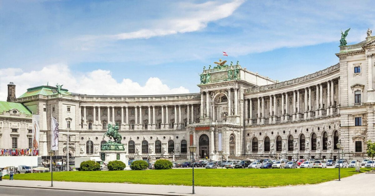 Khám phá nét đẹp cổ kính của cung điện hoàng gia Hofburg - ALONGWALKER
