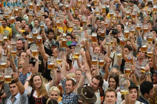 khám phá, trải nghiệm, cùng babartravel tận hưởng không khí sôi động tại lễ hội bia bavaria