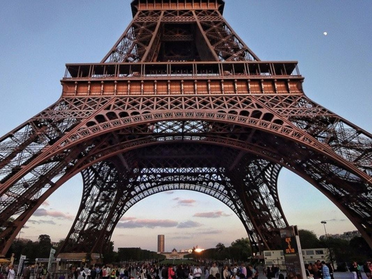 Thử Lòng Can đảm Với Con đường Kính Của Tháp Eiffel