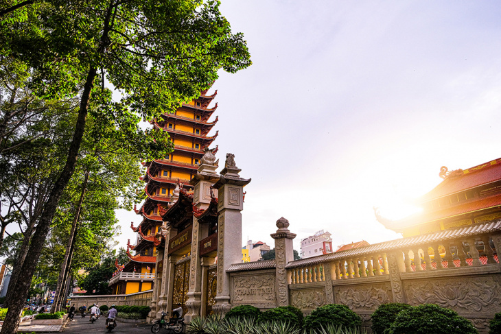Top 10 cảnh chùa ở Sài Gòn nổi tiếng linh thiêng đẹp như tiên cảnh