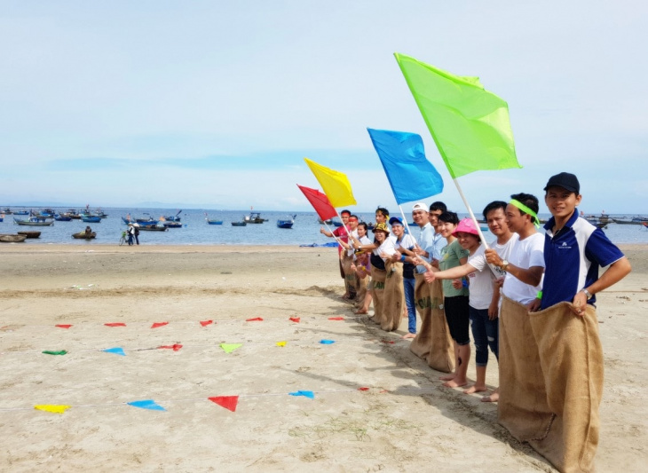 khám phá, trải nghiệm, “xõa tới bến” với các trò chơi team building bãi biển hấp dẫn