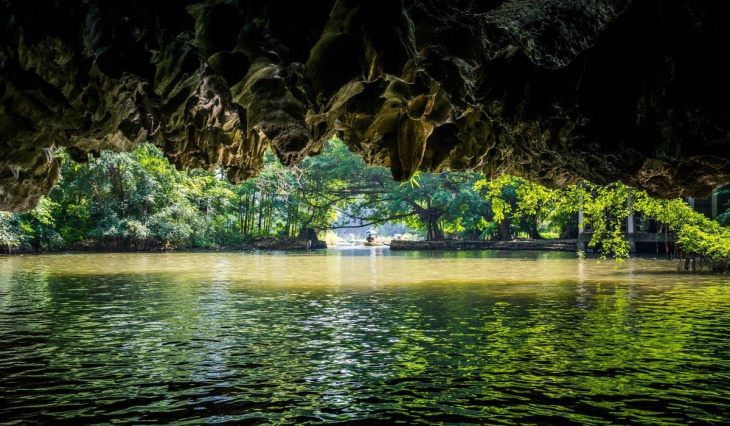 Chiêm ngưỡng vẻ đẹp huyền bí của 5 hang động dọc miền đất nước, Khám Phá