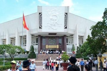 Thăm Quan Bảo Tàng Hồ Chí Minh Tại Hà Nội