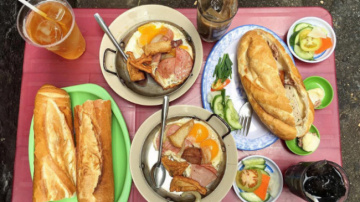 Take a look at the most famous and crowded delicious banh mi shops in Saigon