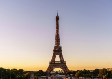 Tháp Eiffel ngày càng rỉ sét gây hoang mang cho người dân và du khách