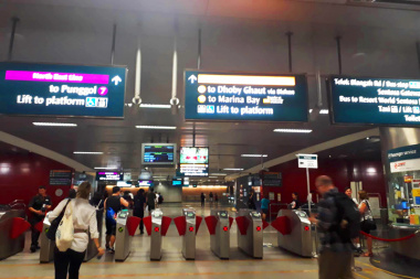 Hướng dẫn chi tiết cách đi tàu điện ngầm (MRT) ở Singapore