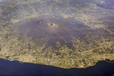 Du khách Mỹ rơi vào miệng núi lửa vì chụp ảnh selfie