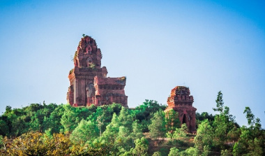 Top lý do làm bạn xao xuyến vẻ đẹp bí ẩn của tháp Bánh Ít Bình Định