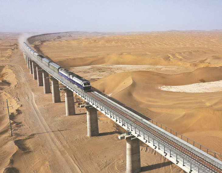 sa mạc taklimakan, tour trung quốc, trung quốc, vé máy bay, trung quốc hoàn thành tuyến đường sắt quanh sa mạc đầu tiên thế giới