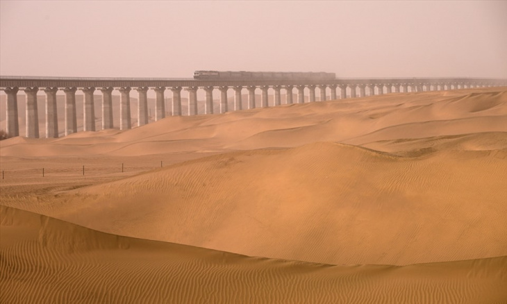 sa mạc taklimakan, tour trung quốc, trung quốc, vé máy bay, trung quốc hoàn thành tuyến đường sắt quanh sa mạc đầu tiên thế giới