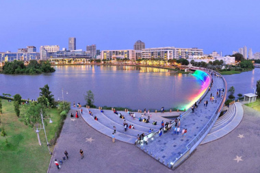 Crescent Lake Park (Công viên Hồ Bán Nguyệt): The Heart of Ho Chi Minh City