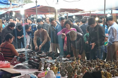 Vieng Market Festival, Nam Dinh: Buying Luck in a Lively Atmosphere