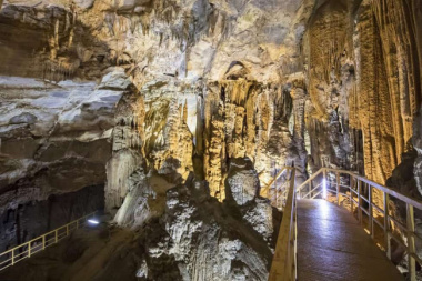 Spectacular Tien Son Cave in Phong Nha - Ke Bang